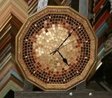 Дизайнерские часы из мозаики, оформленные в двенадцатиугольную раму.